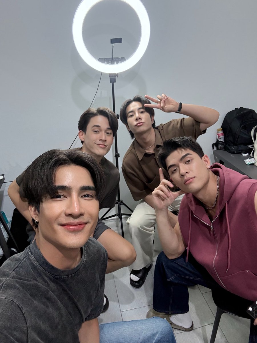 Earth_Pirapat's tweet photo. ฮึบบบบ #OnlyFriendsDreamOn https://t.co/RuaObDNZQj