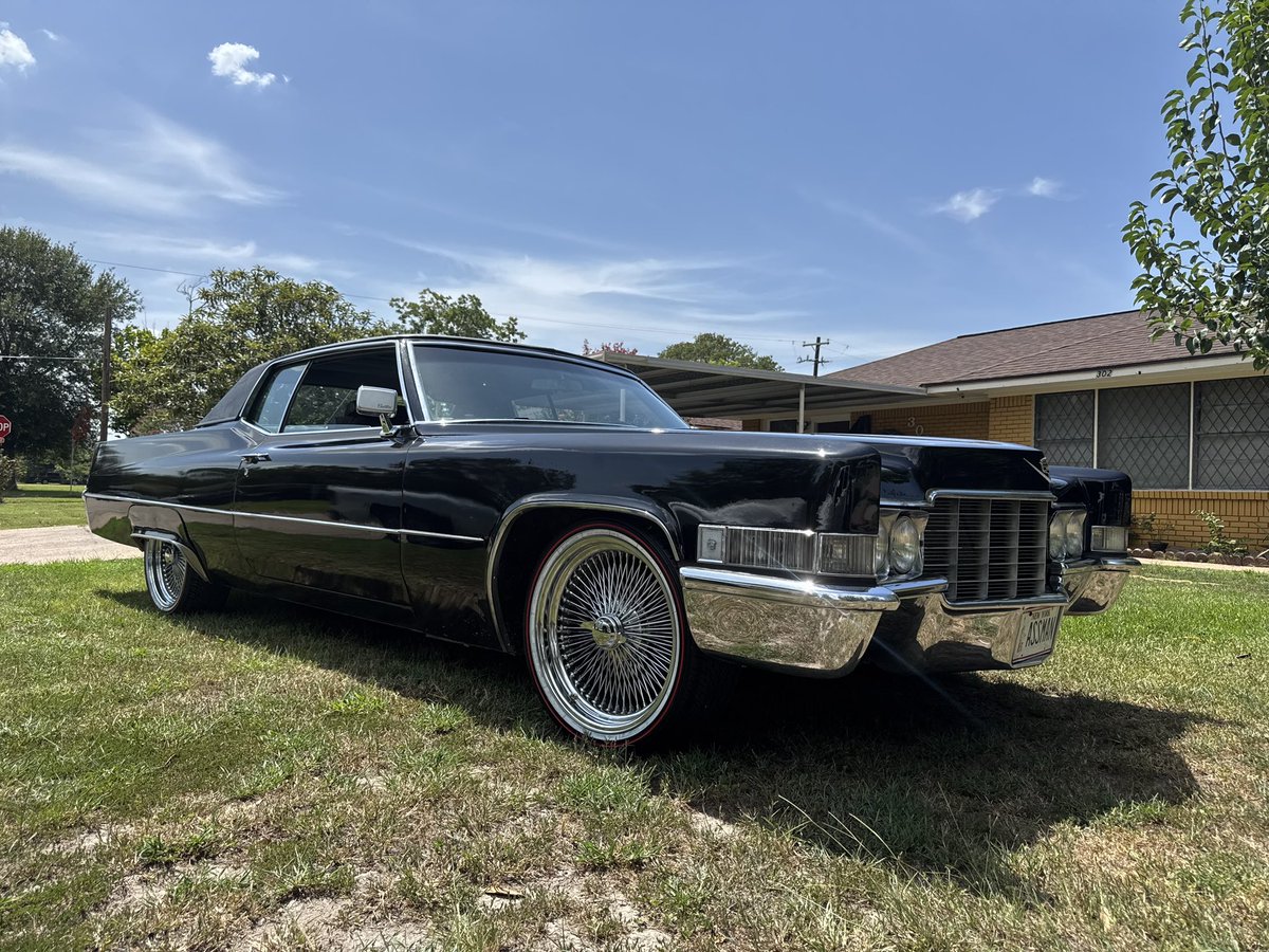 luissvt23's tweet photo. Full chrome polish all around on this beautiful cadillac, man I love my job 💪🏼💪🏼 #detailing #cadillac #ceramicpro https://t.co/kqXxxvQkFs