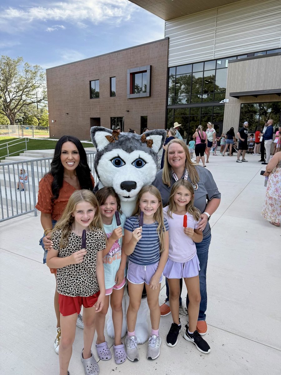 ViolaWilsonElem's tweet photo. It was a fantastic evening meeting new families and reuniting with returning ones at Popsicles with the Principal! Principal Sanders and Assistant Principal Franco-Flores are excited to welcome you back.  Special Thanks to our amazing PTO for sponsoring this  event. 🧡 https://t.co/O6s8W88zNW