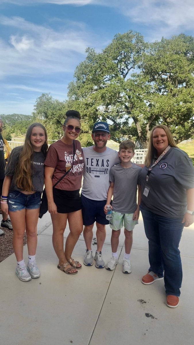 ViolaWilsonElem's tweet photo. It was a fantastic evening meeting new families and reuniting with returning ones at Popsicles with the Principal! Principal Sanders and Assistant Principal Franco-Flores are excited to welcome you back.  Special Thanks to our amazing PTO for sponsoring this  event. 🧡 https://t.co/O6s8W88zNW