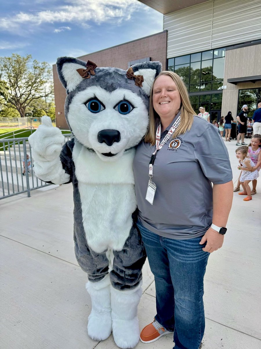 ViolaWilsonElem's tweet photo. It was a fantastic evening meeting new families and reuniting with returning ones at Popsicles with the Principal! Principal Sanders and Assistant Principal Franco-Flores are excited to welcome you back.  Special Thanks to our amazing PTO for sponsoring this  event. 🧡 https://t.co/O6s8W88zNW