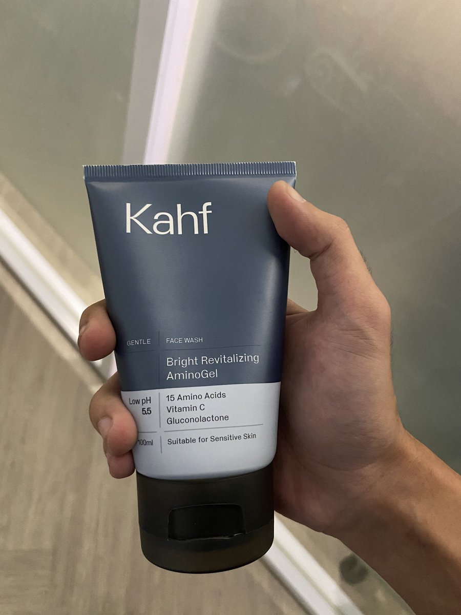 menurut gw stigma cowok yg skincare an tu feminim harus dihapus sih.
gw sbg cowo msh bingung knp byk yg mikir kl ngurus muka itu tugas cewe doang, pdahal mah ini hal yg biasa buat diri sendiri.

fyi buat cowo yg gatau skincare tu gmn, bs mulai dr beli ini dl aja bgs bgt buat muka
