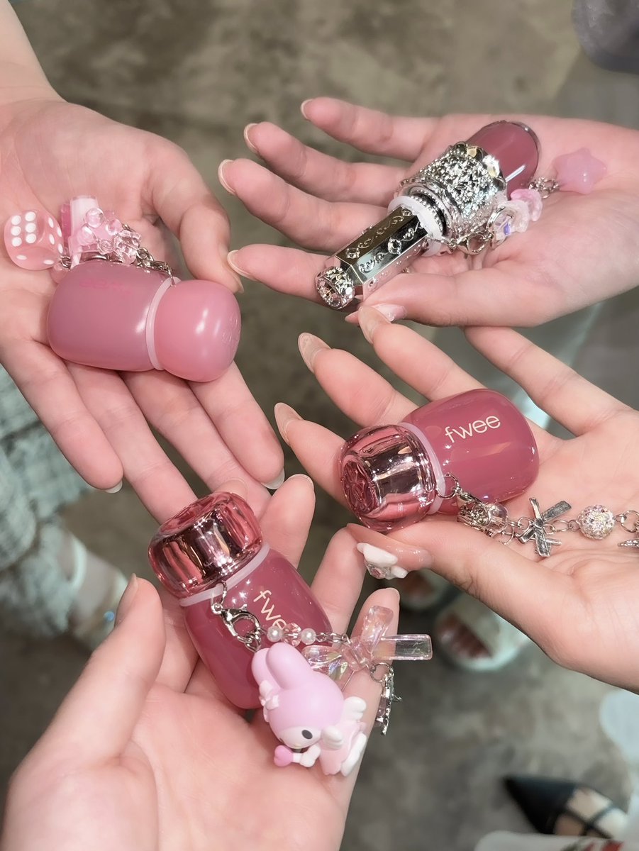 n_0530_'s tweet image. 縦ジワ埋めてくれるぷりぷりリップ探してる人は今日から9日まで期間限定で発売されてるfweeの新作3Dボリューミングティントをいますぐチェックするのです……
バニラデューは在庫少ないから急ぐのです……