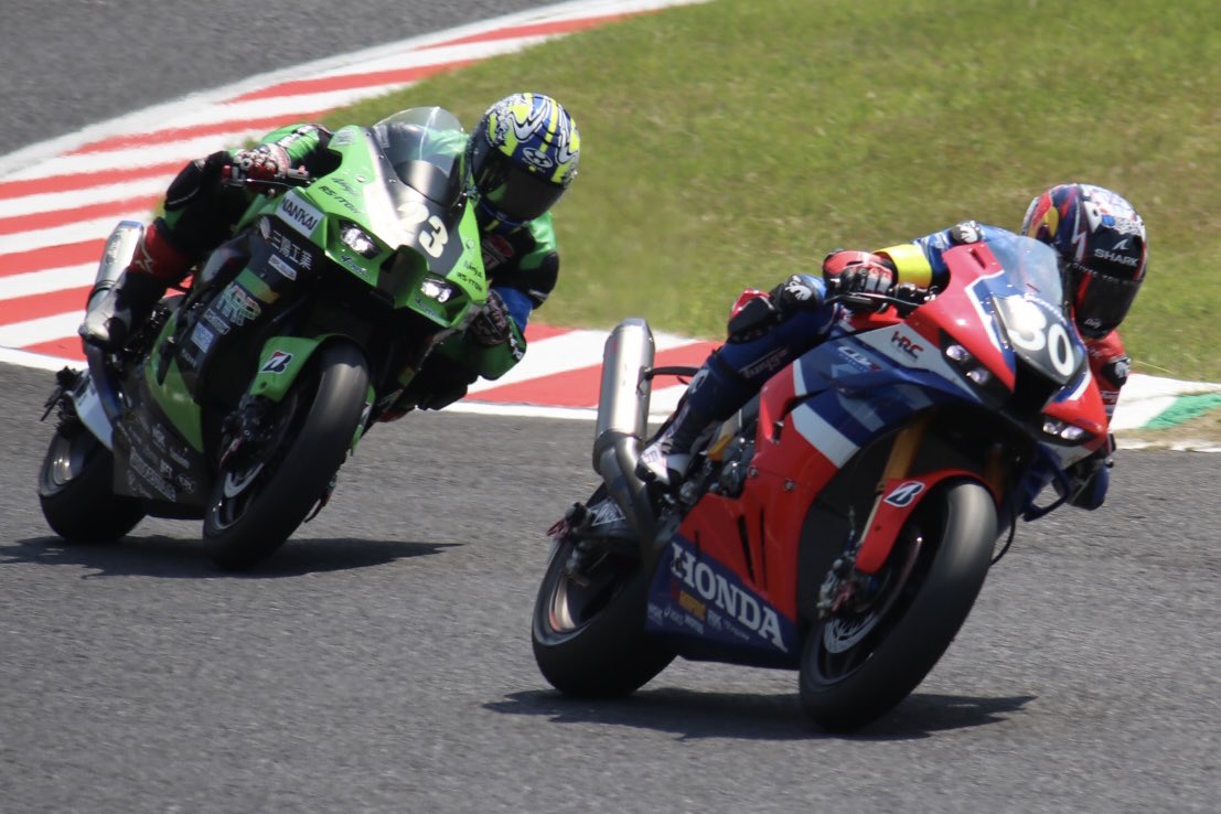 pachoro44's tweet photo. 午前中から暑いです。
#8耐 
#鈴鹿サーキット
#鈴鹿8耐
#Suzuka8hours 
#suzuka https://t.co/RpW4chSvQp