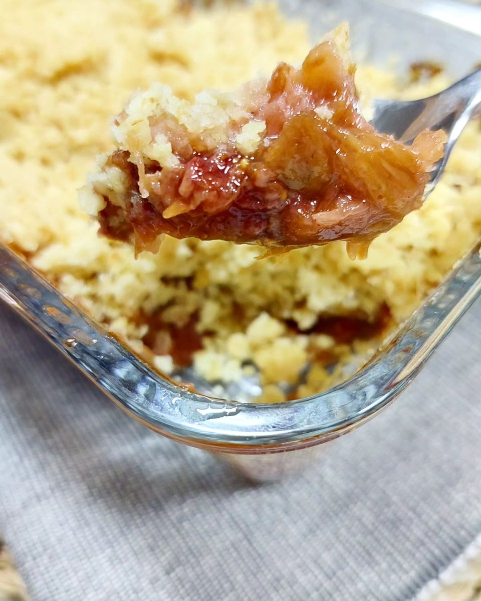 Rhubarb &amp; Strawberry Crumble 
from : wondernonieskitchen resepmamiku.com/en/rhubarb-str…