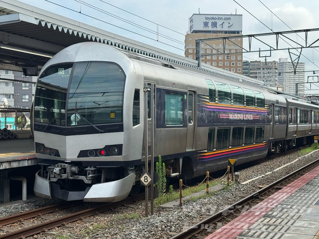 E217系は引退しましたが、「E217系をベースにした車両」であれば、まだJR線上からは現役だったりします。

#JR四国5000系
