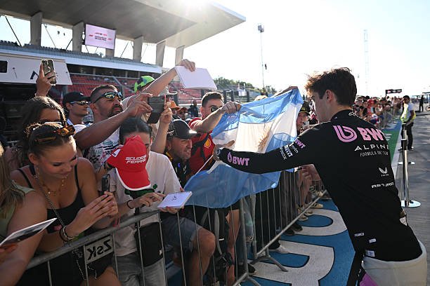Arranca el fin de semana en Hungría 🇭🇺.

Será el GP N°17 de Franco Colapinto, superando a Esteban Tuero como el 7°🇦🇷 con más GP de F1. 

🗓️VIERNES 1°
Práctica 1 - 8:30 
Práctica 2 - 12:00

🗓️SÁBADO 2
Práctica 3 - 7:30
Qualy - 11:00

🗓️DOMINGO 3
GP - 10:00