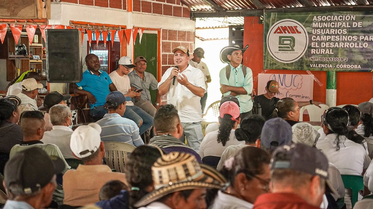 Asamblea campesina en Villa Nueva, Valencia, #SurDeCórdoba. Dialogamos con la comunidad y las víctimas del conflicto sobre la tierra y la #ReformaAgraria, pasos fundamentales para implementar el Acuerdo Final de Paz y garantizar la justicia y la paz para todos!