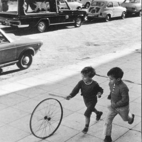 literlandweb1's tweet photo. "Todos los adultos alguna vez fueron niños... pero solo unos pocos de ellos lo recuerdan".
"El Principito", Antoine de Saint-Exupéry
📷Henri Cartier-Bresson https://t.co/SoGYNnaUGk