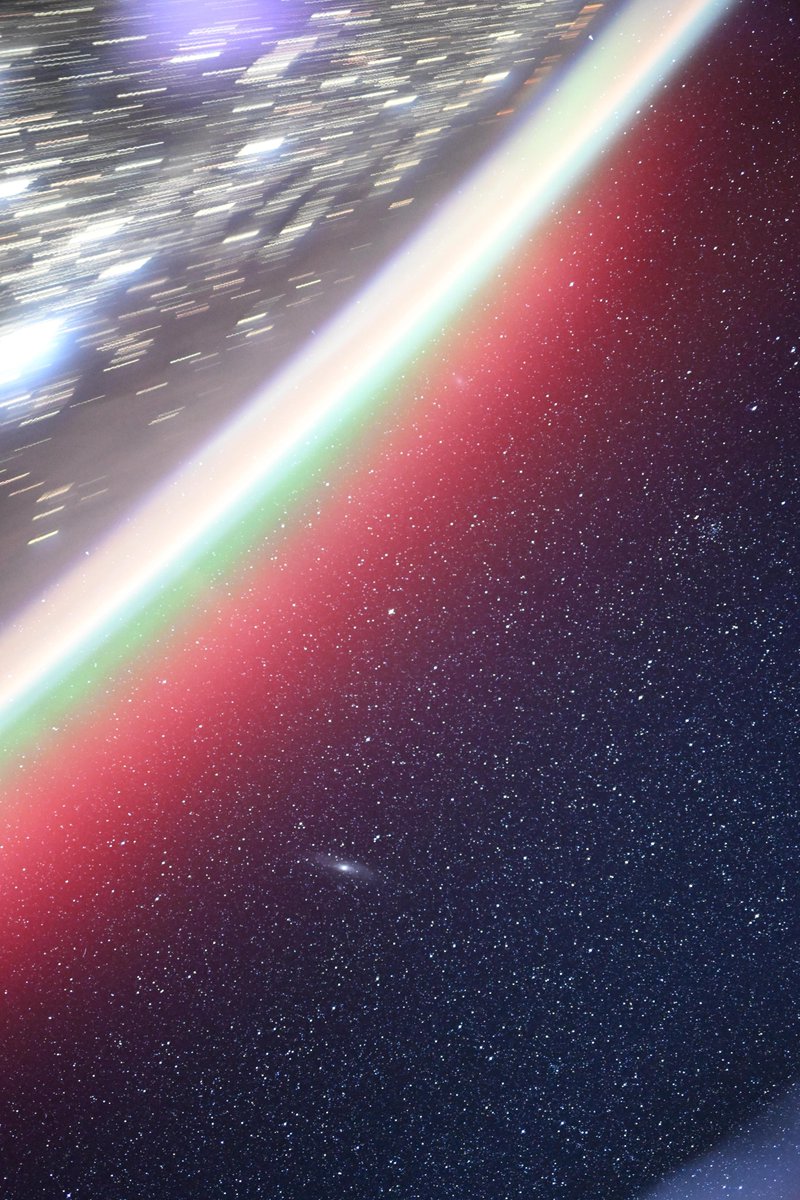 astro_jaz's tweet image. this is STUNNNNNING!!!! 

THE AURORA WITH ANDROMEDA IN THE BACKGROUND FROM ORBIT?? HOW IS THIS A REAL PICTURE!!! 

📸: @astro_Pettit