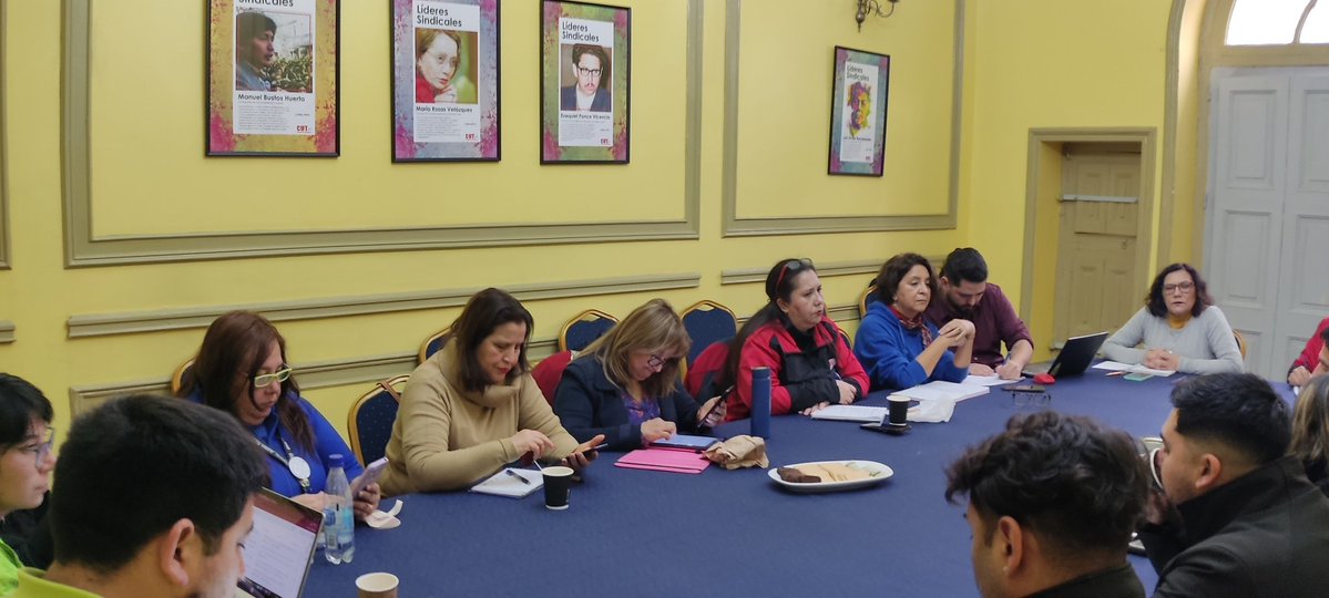 Encabezados x <a href="/LauraSanMartnH1/">Laura San Martín Her</a>, encargada de <a href="/salud_cut/">Secretaria de Salud CUT</a>, sesionamos para colegiar aspectos que afectan a trabajador@s de salud pública y privada.  Defenderemos a quienes han sostenido a🇨🇱en emergencias e implementan los logros con los que se luce el <a href="/ministeriosalud/">Ministerio de Salud</a> en extranjero