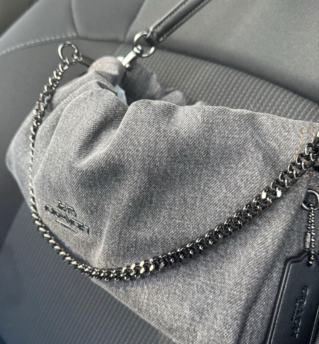 MauttoStraps's tweet image. Grab yourself an elegant and lustrous chain strap for a fancy night out or to glam up your purse! "The quality is amazing... I’ve already told my friends about these products." -Suzy #glamorous #purses #Lustrous #coach #chainstrap #accessorize