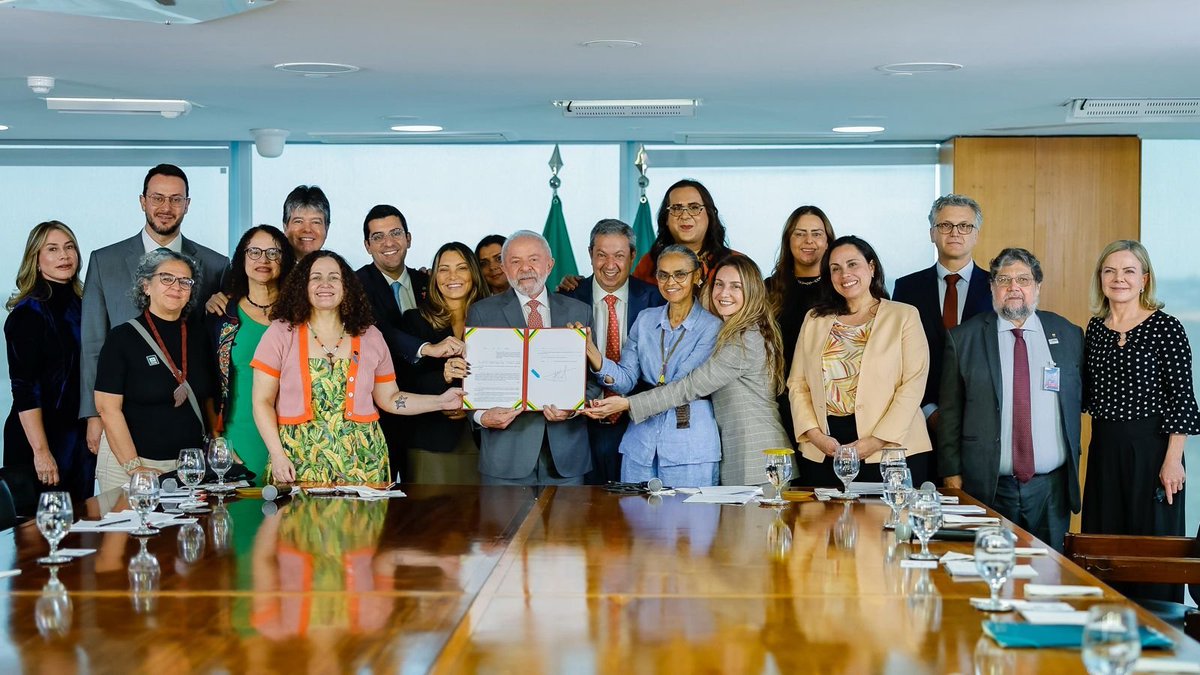 O Brasil dá mais um passo importante na proteção dos animais. Sancionei ontem (30) uma lei que proíbe testes em animais para a produção de cosméticos, perfumes e produtos de higiene pessoal. Um avanço que coloca o país ao lado das nações que já adotaram esta importante medida, e