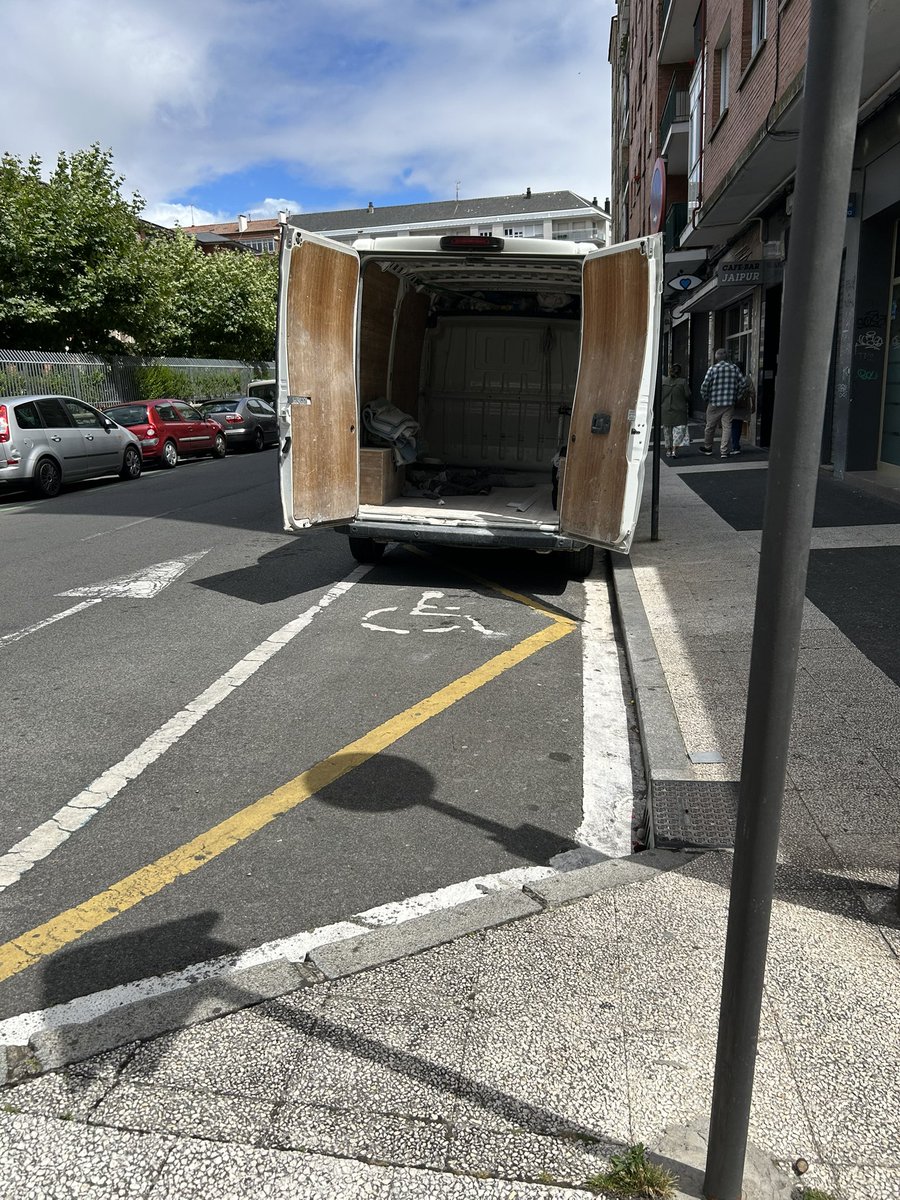 AnRoGuMan23's tweet photo. @Okupasmotoriza2  ocupando parte de la plaza de discapacidad con toda su jeta, lastima de buena multa. En Vitoria Gasteiz https://t.co/x6UrrE8L00