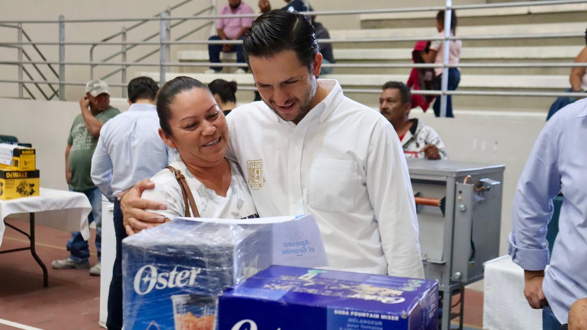 CentenariosI's tweet photo. El alcalde de @ApaseoGob, @ChelisOliveros entregó apoyos del “Programa 10 de 10”, que benefició a 62 proyectos con equipamiento y herramientas, en el que se invirtieron  más de 600 mil pesos de recurso municipal.
https://t.co/acnZuSaag6 https://t.co/CVfar60wrW