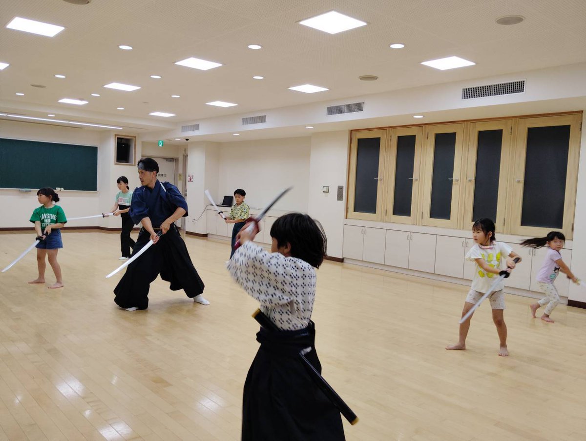 SHIDENRYU_Tokyo's tweet photo. 【志伝流 足立支部からのお知らせ】
 毎月第１・３水曜日に、剣舞稽古を行っています！ 初心者・見学も大歓迎です
場所：興本地域学習センター
 時間：19:00〜20:30
 今週日曜日、足立区の朝市にて「手裏剣体験」ブースを出展します！ 
 皆さまのご参加、お待ちしております！ 
#志伝流 #志伝飛龍 https://t.co/jHIirZGYwT