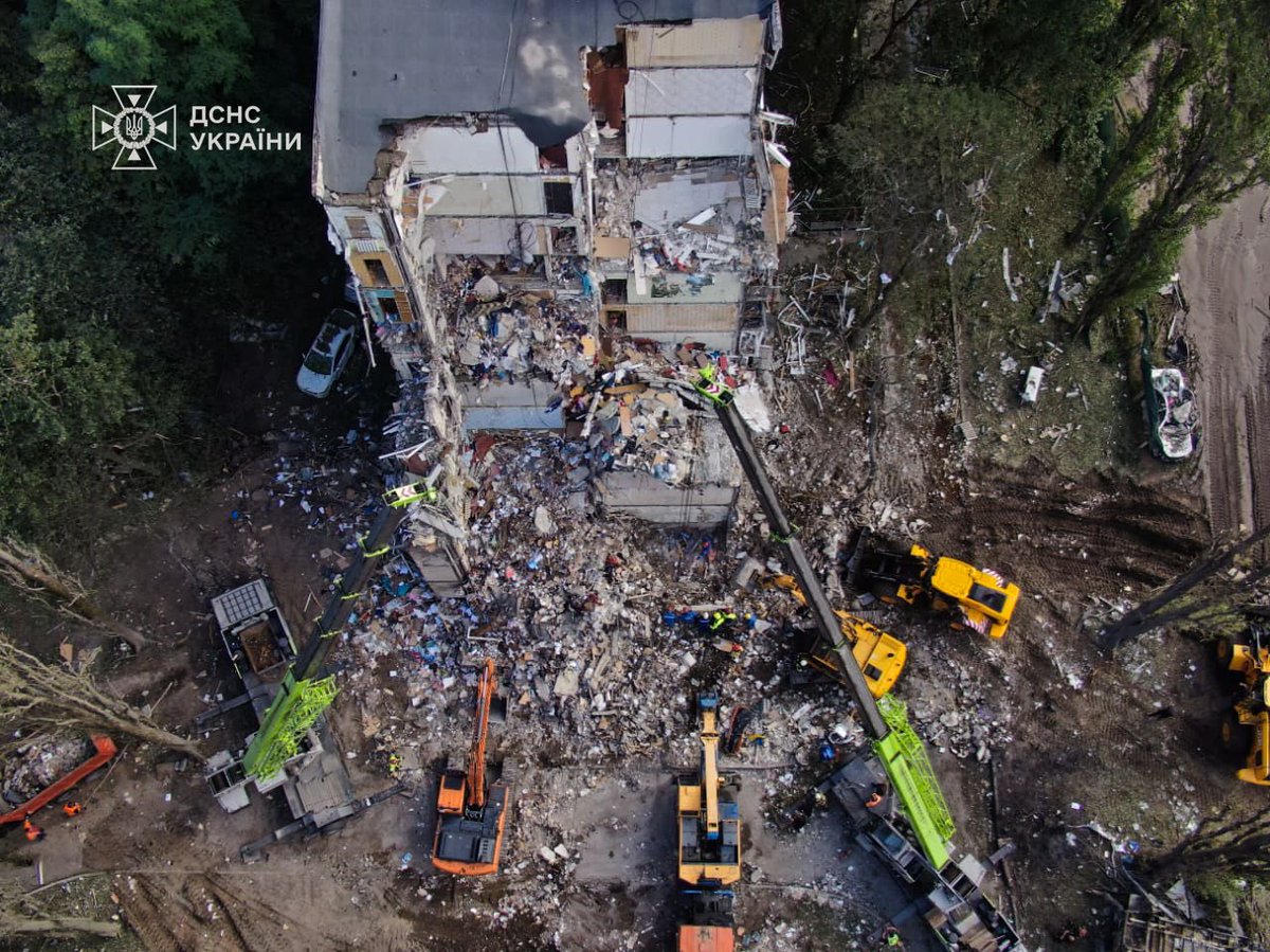 Пока базовички заламывают руки на «террор мирного населения» из-за хакерской атаки на государственную авиакомпанию, ВС РФ демонстрирует, что на самом деле является террором

В ночь с 30 на 31 июля в результате массированного удара по Киеву 16 человек погибли, еще 155 были ранены