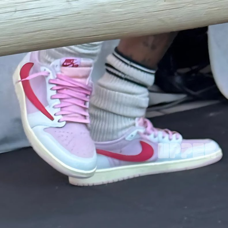 fullress's tweet image. Travis Scott × NIKE WMNS AIR JORDAN 1 LOW OG SP “Sail/Shy Pink” (トラヴィス・スコット ウィメンズ ナイキ エア ジョーダン 1 ロー “セイル/スカイピンク”) [DM7866-106]

・トラヴィス・スコットがサン・トロペのヴェルデ・ビーチで、未発売の「Shy Pink」カラーを履いて登場

&amp;gt;&amp;gt;…