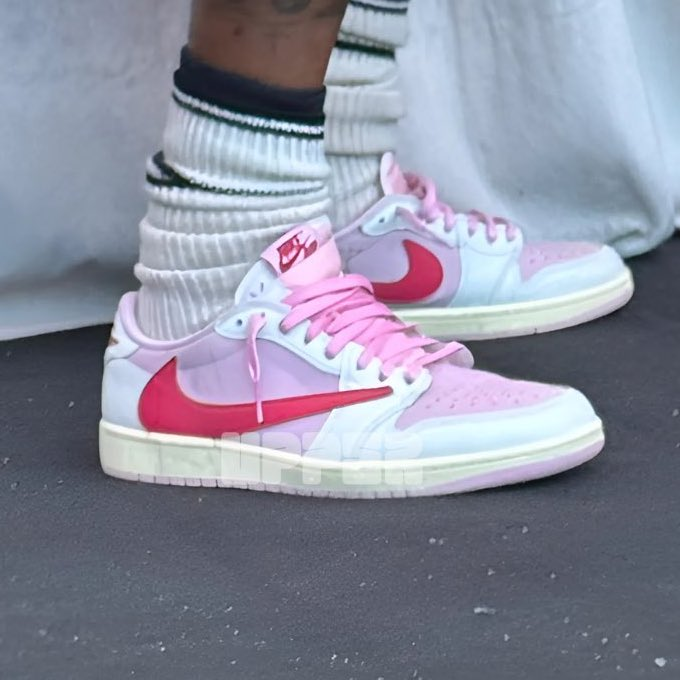 fullress's tweet image. Travis Scott × NIKE WMNS AIR JORDAN 1 LOW OG SP “Sail/Shy Pink” (トラヴィス・スコット ウィメンズ ナイキ エア ジョーダン 1 ロー “セイル/スカイピンク”) [DM7866-106]

・トラヴィス・スコットがサン・トロペのヴェルデ・ビーチで、未発売の「Shy Pink」カラーを履いて登場

&amp;gt;&amp;gt;…