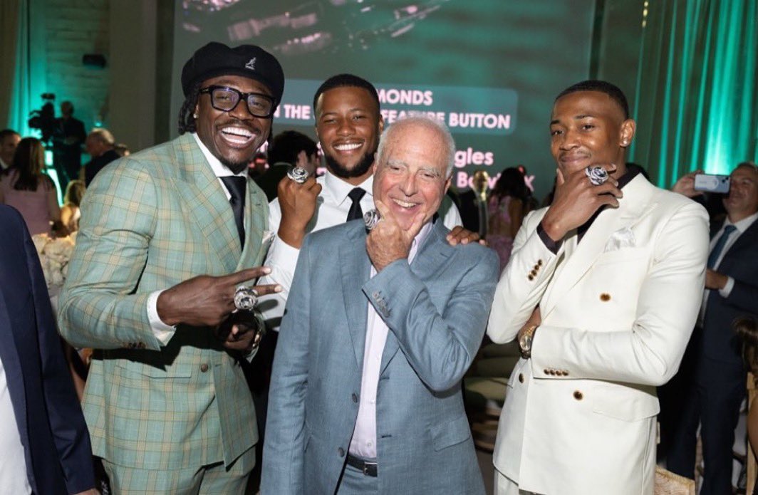YALL’S WRS REQUESTING TRADES OVER MONEY???

😭😭😭😭😭😭😭

#Eagles #FlyEaglesFly