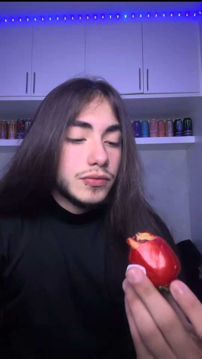Scrollei tanto o tiktok que achei o kaiser comendo morango do amor