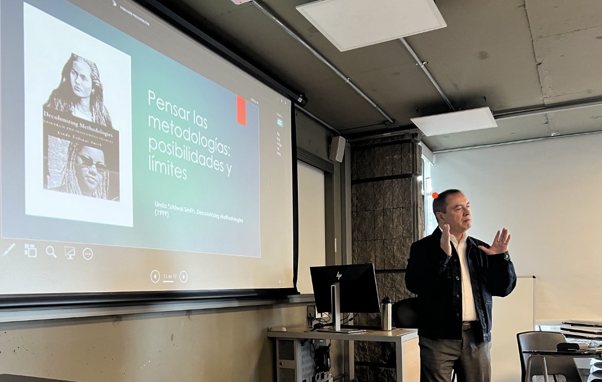 CSocialesPUJ's tweet photo. El profe Luis Cárcamo recomienda este libro “ Decolonizing Methodologies” de Linda Tuhiwai que cuestiona las formas en que la investigación occidental ha servido como herramienta de colonización. https://t.co/cNezXkhVzP