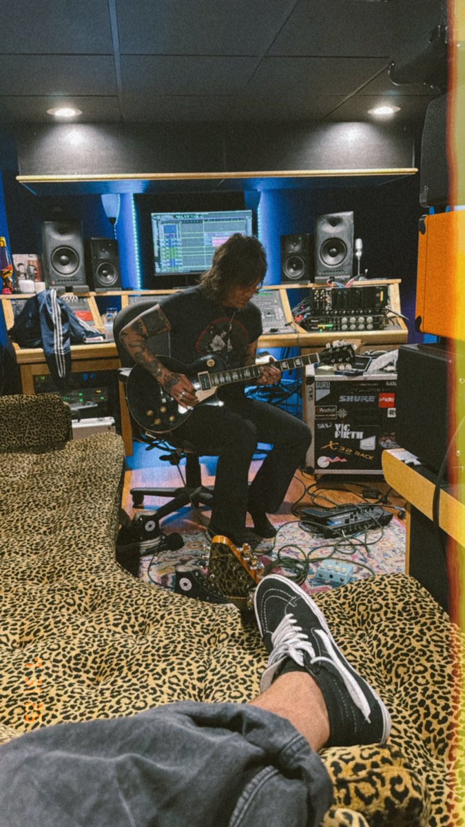 Peak behind the curtain just for X:
“Man we’re livin’ a literal dream right now… never thought I’d have my rock n roll idol <a href="/TukSmith_RnR/">TUK SMITH</a> in the studio with us, writing such an incredible album! Gonna grab a G&amp;T and pinch myself! Keep your eyes peeled for more on this” -Danny