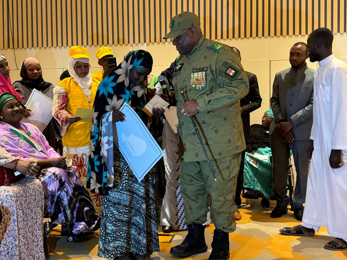 Pour que chaque enfant, chaque femme handicapée accède enfin...
 
 🏥à la santé
🏫l’éducation 
💰la dignité 

...Nous avons lancé aux côtés du Gouvernement du 🇳🇪 et de la Fédération Nigérienne des Personnes Handicapées, le Programme de Filet Social Inclusif♿.

#LeaveNoOneBehind