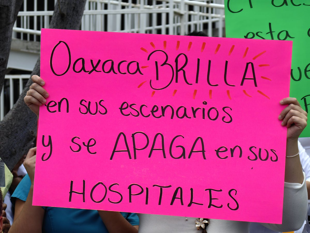 Cartel de protesta por personal del hospital civil. Ouch!!!