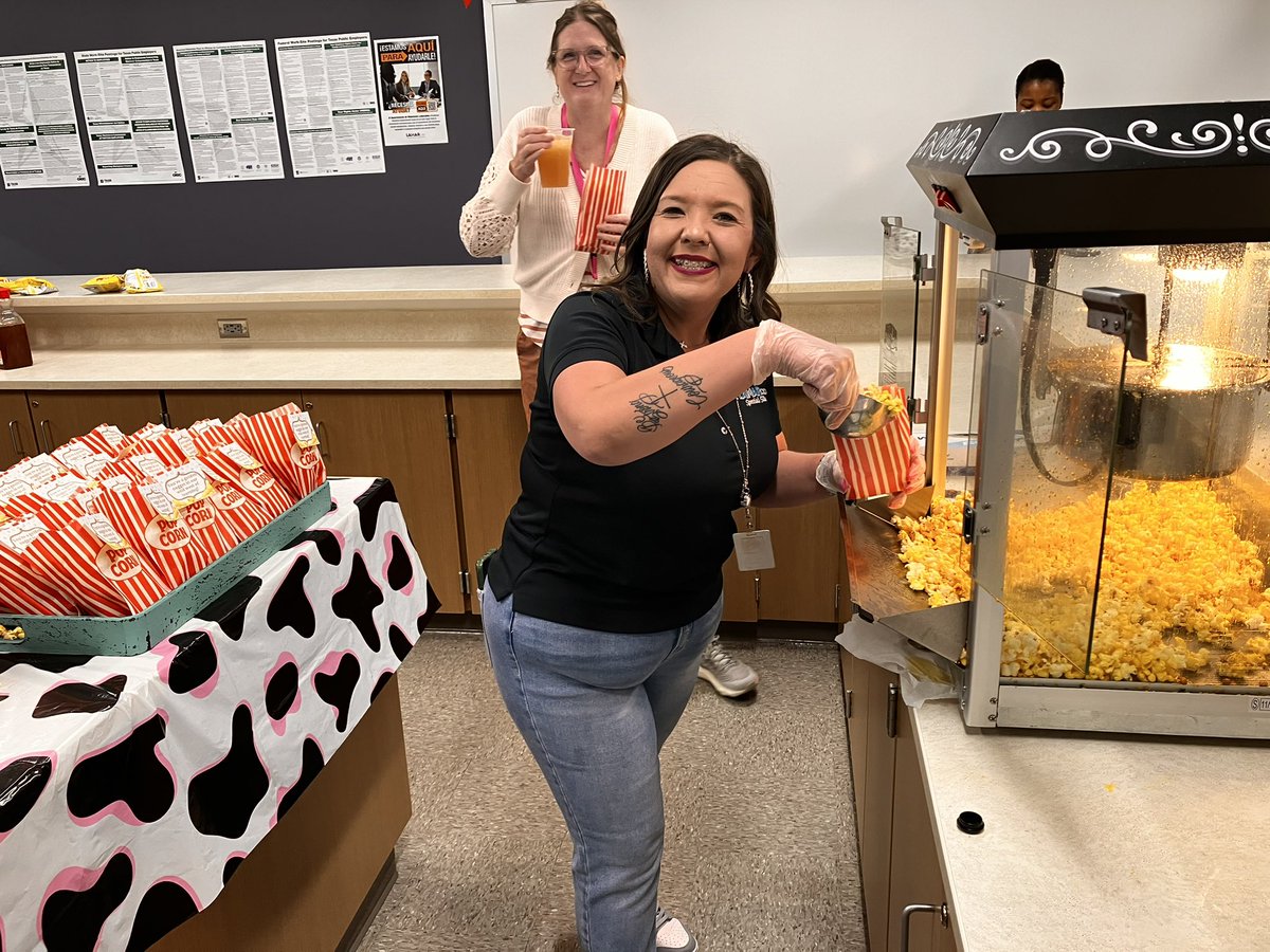 MrsMcClean (@mcclean2024) on Twitter photo ๐ The wonderful <a href="/Gloriag2326/">Gloria Galvan</a> prepping our gold nuggets and fixings ๐
#RoundinUpTheBest ๐ The wonderful <a href="/Gloriag2326/">Gloria Galvan</a> prepping our gold nuggets and fixings ๐
#RoundinUpTheBest
