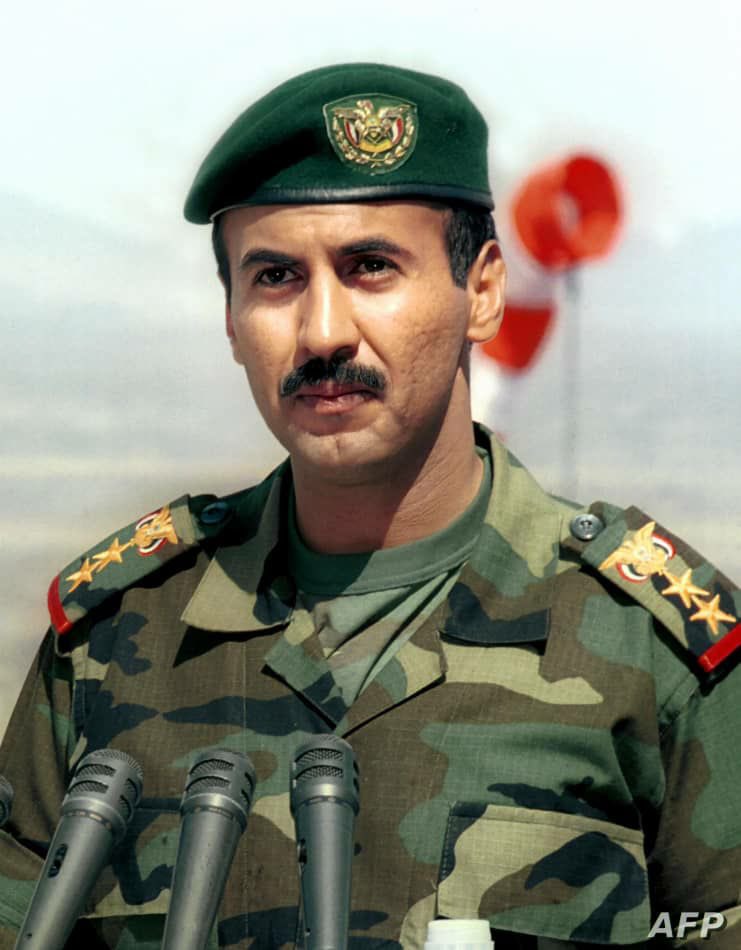 حكم الحوثي بالاعدام على احمد علي صالح سيزيد من شعبيته المشكله العفافيش يحبوا طارق وعمار اكثر منه لانهم يتحدثون كثيرآ على عكس احمد علي يبدو لهم من سكوته انه متوحد او انطوائي. 
ونحن نرى فيه تأدباً وحصافة.