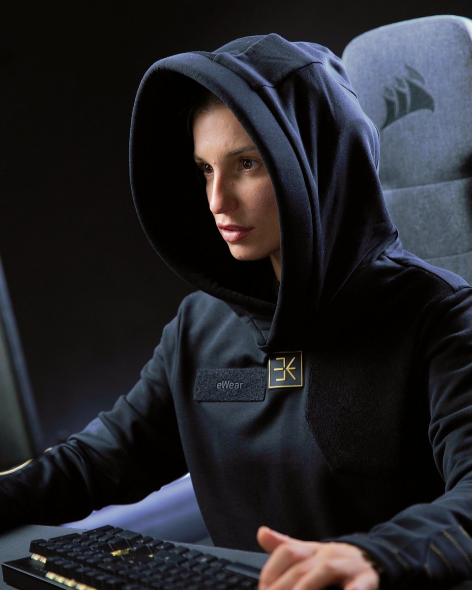 focus.hood

Implemented in:
- aim​.one hoodie

Boost concentration and reaction speed with the focus.hood. 

Fits over any headset, blocks distractions, stays in shape, and cools with integrated air.2.flow. Stable, comfy, and breathable.