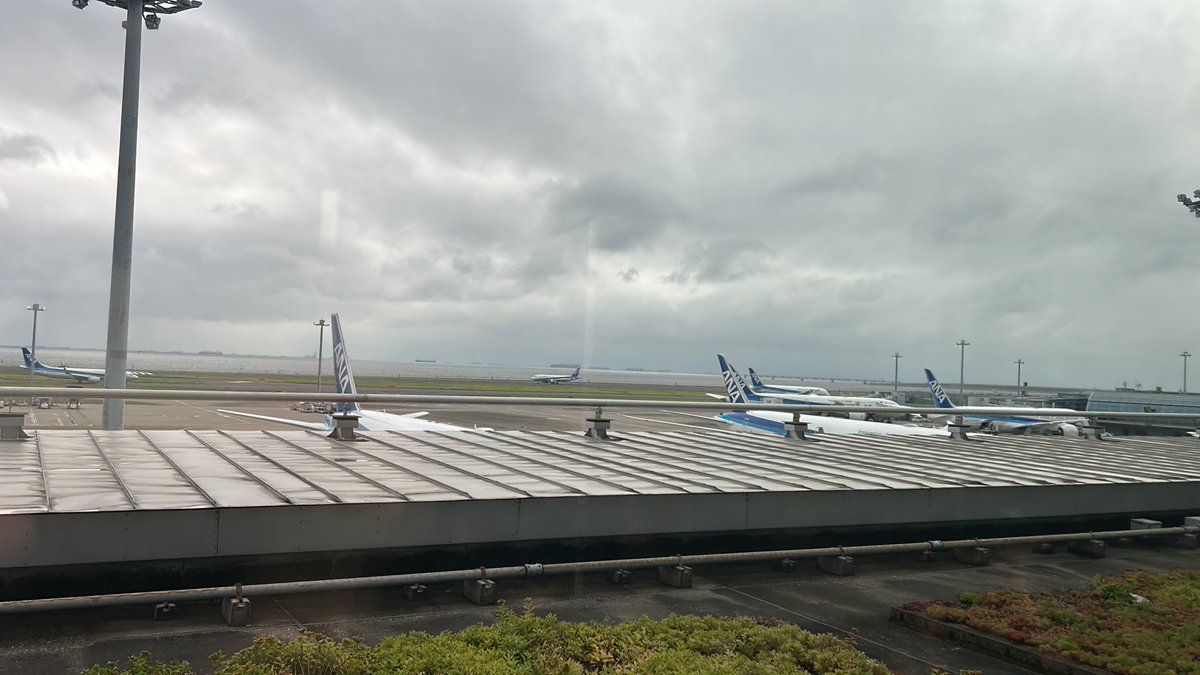 jishikaw8's tweet image. 久々のタイムアタック。京急のホームから荷物預け込みで15分でラウンジ到着。混んでるかと思ったら肩透かし。