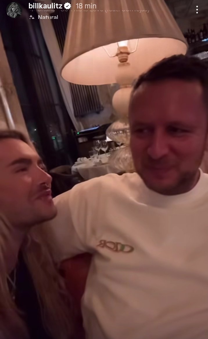 Ya empecé a ver los comentarios sobre esta historia de Bill y no, no es su pareja. Es su amigo Vitali, de VIZE, con quienes han colaborado en canciones como White Lies, Behind Blue Eyes y en el remix de Monsoon en 2023.
Bill siempre ha sido así con él, le da besos en la mejilla o