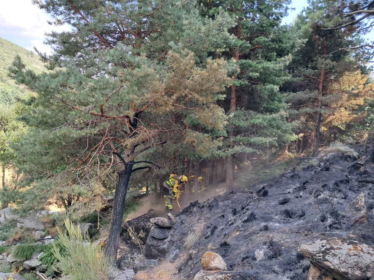 briflubia's tweet photo. Descansando en #TalaveradelaReina tras jornada en #IFCuevasdelValle #Ávila realizando #líneadefensa perimetral con motosierra y herramientas manuales en flanco derecho-cabeza hasta anclar en pista forestal junto a convoy de #AAMM 2 #autobombas y 2 cuadrillas terrestres de #Soria https://t.co/2vMm5dgp1t