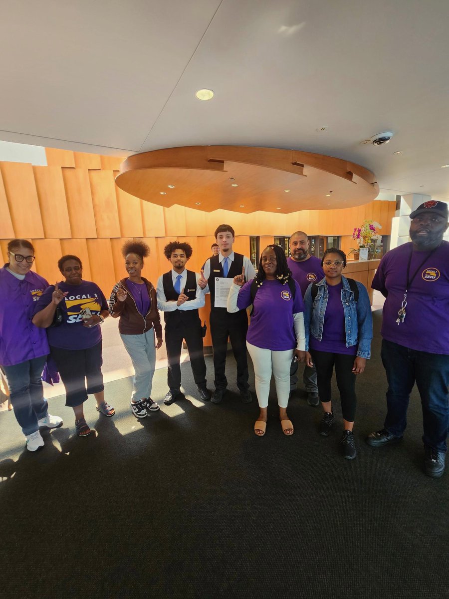 SEIULocal1's tweet photo. Ahead of contract negotiations, delegations of Chicago Local 1 essential security officers delivered letters to supervisors at their worksites asking to support a fair contract for officers. It’s time they receive the pay & benefits they deserve. #SecurityNeedsSecurity https://t.co/mA0VbiRs5t