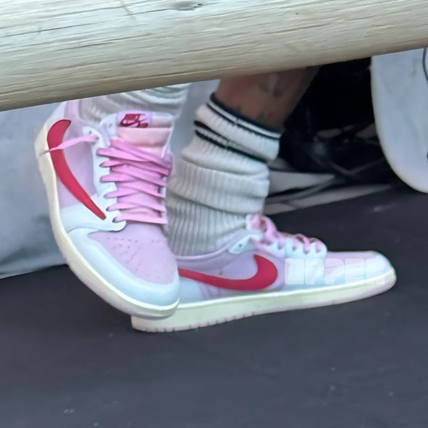 JustFreshKicks's tweet image. FIRST LOOK: Travis Scott x Air Jordan 1 Low OG SP &quot;Sail/Shy Pink&quot; 🌵💖