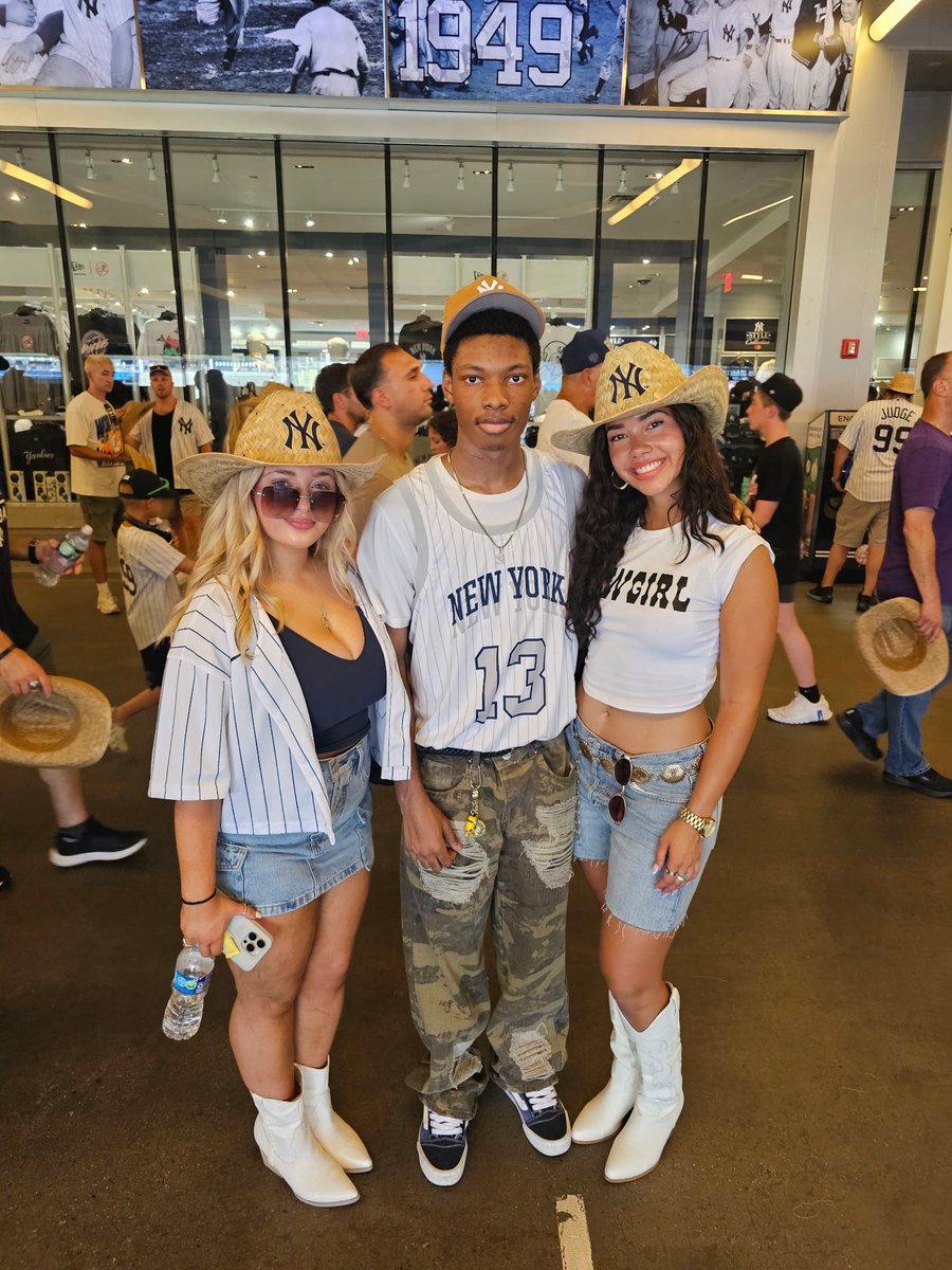 mikec07_'s tweet photo. met the biggest yank fans yesterday🗽 https://t.co/Z67VwegNEO