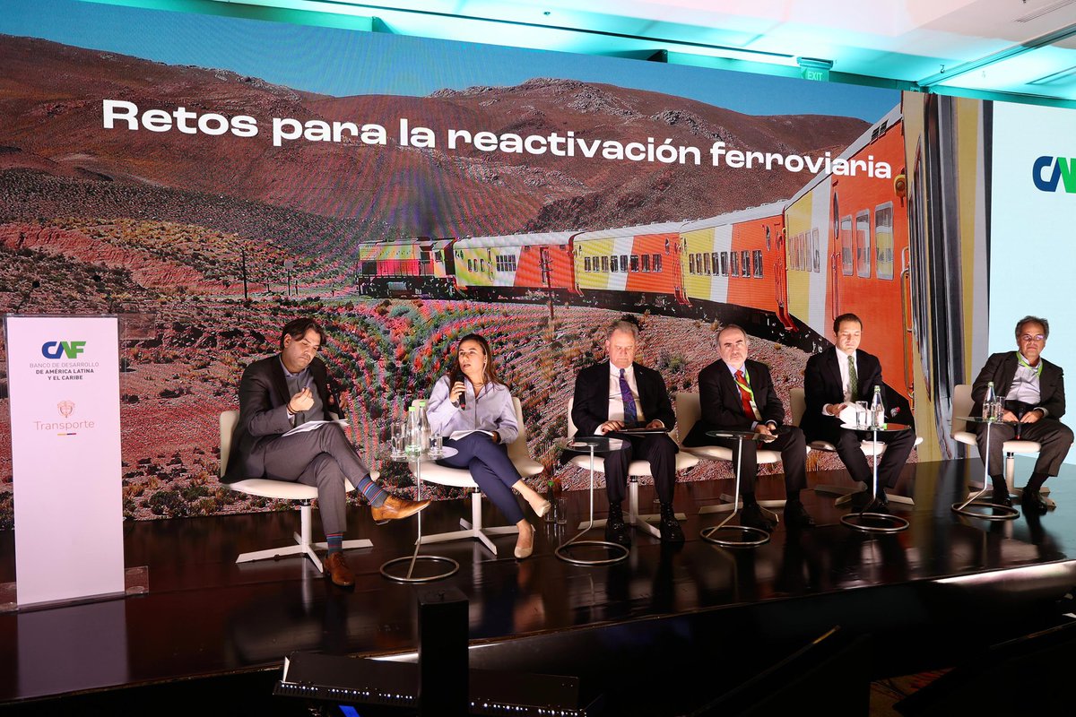 MinTransporteCo's tweet photo. Al cierre del #ForoFerroviario de @AgendaCAF, la viceministra @LilianaOspina18 participó en el panel “Retos para la reactivación ferroviaria”. Reactivar a Colombia sobre rieles es una prioridad del Gobierno del presidente @petrogustavo. #VuelveElTren https://t.co/mB6dohoH8A