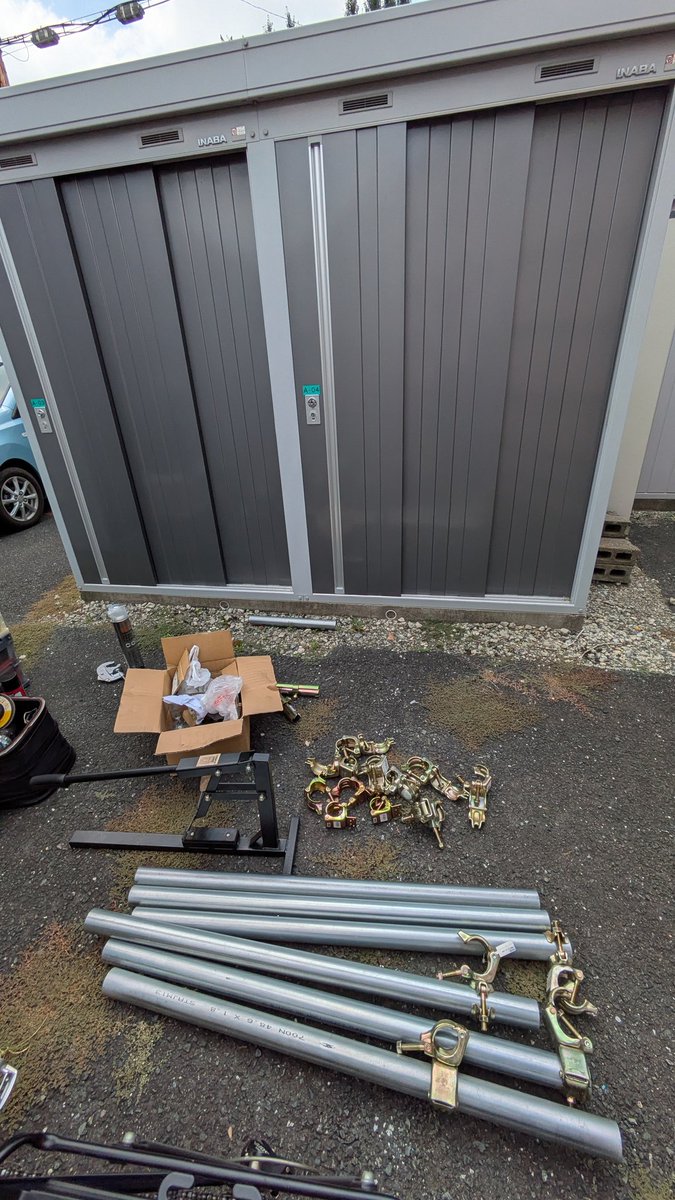 おはようございます☀

貸倉庫では、ご覧のように現場で使う単管パイプや建築資材なども安心して保管出来ます。
間口が広くて幅が2m以上あるC.Dタイプの部屋が業者さま向けにオススメです✨

もちろん個人の方でも、家電や服、レジャー用品、防災用品などの収納にAタイプが人気です！

🈳あります📲