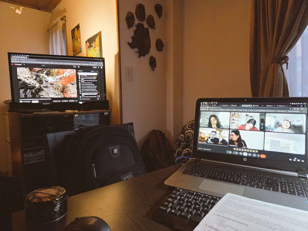 bober21's tweet photo. Cuando estudias ecología con compañer@s para el final de mañana y seguís el streaming de @CONICETDialoga... #cienciaargentina #UNTDF https://t.co/HLYN2bEbY2
