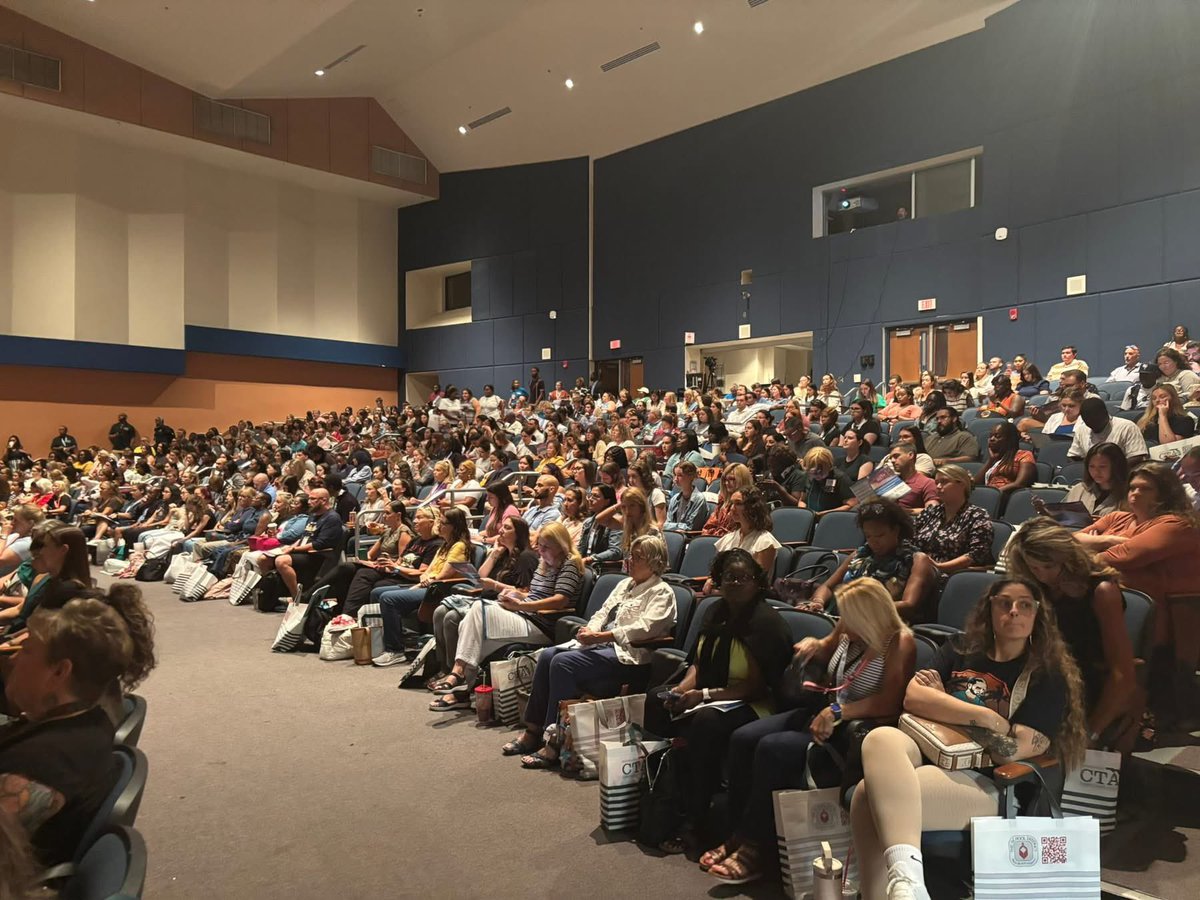 0316_ally's tweet photo. Kicking off the year with energy and inspiration at #TeacherFest in SDPBC! 🎉📚 #SDPBCProud #BackToSchoolSY26🚌✏️🏫 https://t.co/8x9kqWLUNV