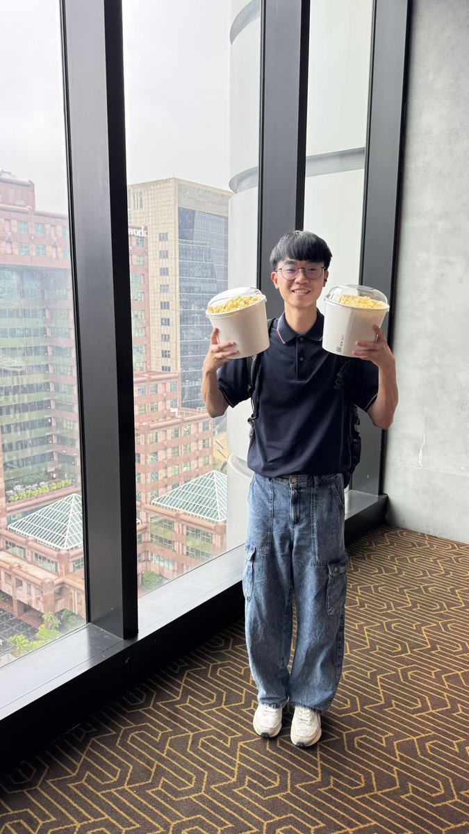 禮拜五早早！
再一天就放假了…… 爆米花🍿