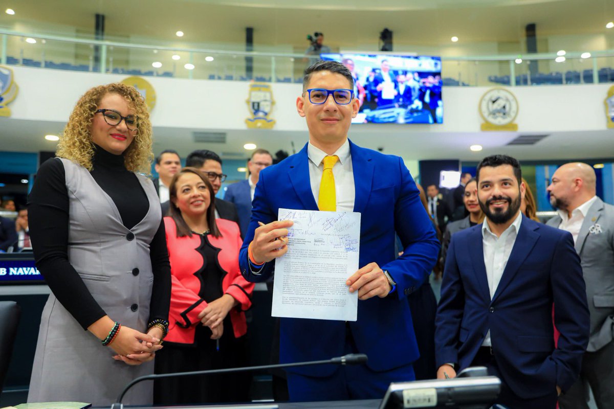 AsambleaSV's tweet photo. #Plenaria66 | Respaldada con 57 firmas, la diputada @anamag_figueroa propuso modificar los artículos 75, 80, 133, 152 y 154  de la Constitución, respecto a los siguientes puntos:

✅ Homologar la elección presidencial a la modalidad del resto de cargos de elección popular

Con ello, eliminamos restricciones a los derechos de los ciudadanos, para que ellos decidan hasta cuándo apoyar, o no, el trabajo de un presidente.

✅ Extender hasta seis años el período presidencial

Esto busca estabilizar los períodos electorales, reduciendo costos y aumentando la seguridad jurídica, a fin de atraer inversión, mayor desarrollo económico y social, así como evitar una campaña electoral permanente.