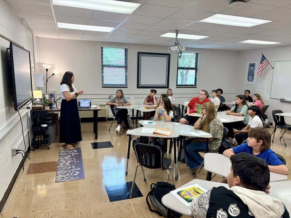 LCSforKids's tweet image. CLASS IN SESSION ✏️🍎📚: Buses are back on the road and hallways are full of students again! It has been GREAT first day back!  We look forward to an engaging, enlightening, and empowering school year.