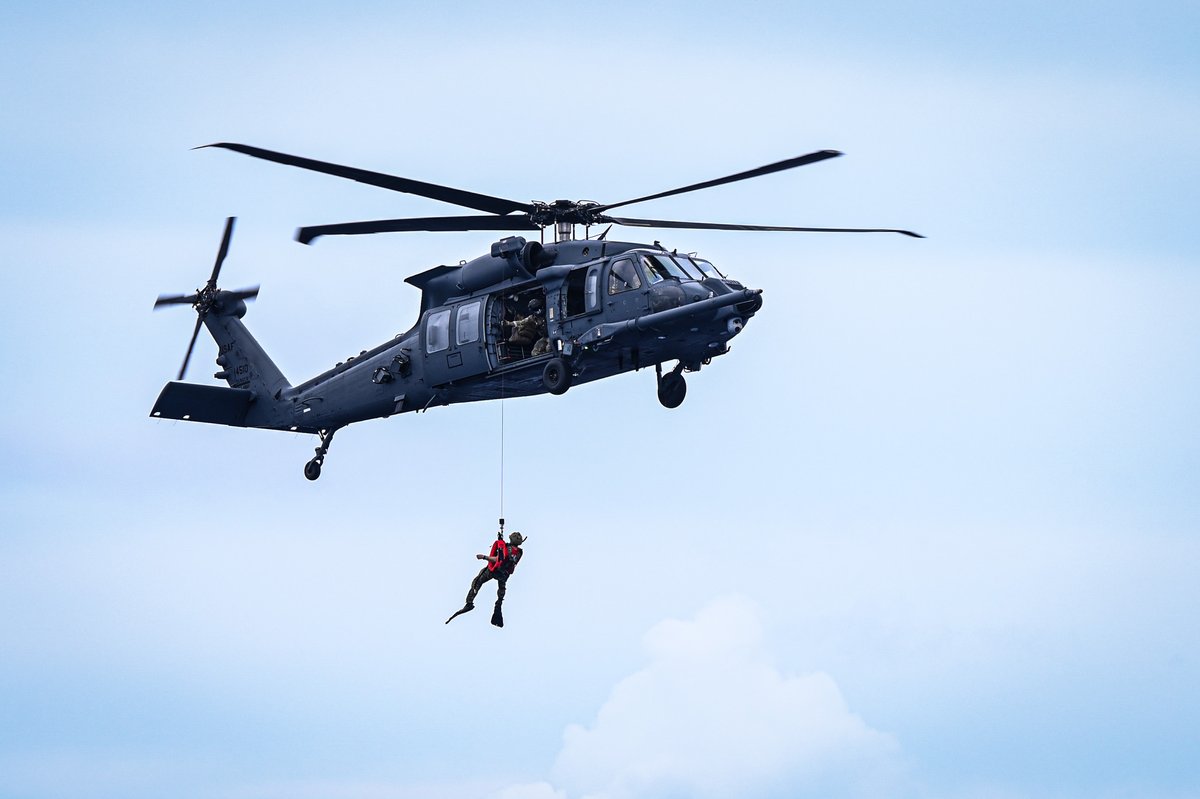 USPACOM's tweet photo. @USairforce #Airmen with the 563rd Rescue Group conducted a simulated recovery mission during #REFORPAC, showcasing advanced rescue capabilities from an HH-60W, ensuring a #FreeAndOpenIndoPacific.
📍 #NorthernMarianaIslands
📸 SrA Andrew Garavito https://t.co/5yDnSnEC4p