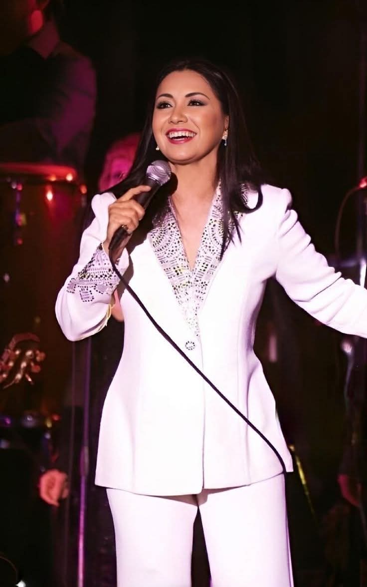 TeamAG_BrasilOf's tweet photo. Somos muy enamoradas de los outfits de Ana Gabriel, ojalá ponga algo parecido con eso en unos de los shows de Claro de Luna Tour ♥️🤩

Ahh Ana! somos sus pendejas oficiales, sus perras y sus babosas 🤩🫶 un beso chinoka, la queremos muchooo... https://t.co/wyN7ZC0yzd