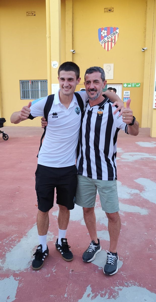 Fueron varios los jugadores que se arrimaron a saludar y hacerse la foto con nosotros. Los nuevos ya nos van conociendo.. 📷📸

Marc Guidotti, Abedz, Serpeta, Cámara, Mabil, Gerenabarrena, Brignani y a nuestro SOCIO DE HONOR Alberto Jiménez! 🫂🫂

#PasionAlbinegra  #PPO 🤍🖤