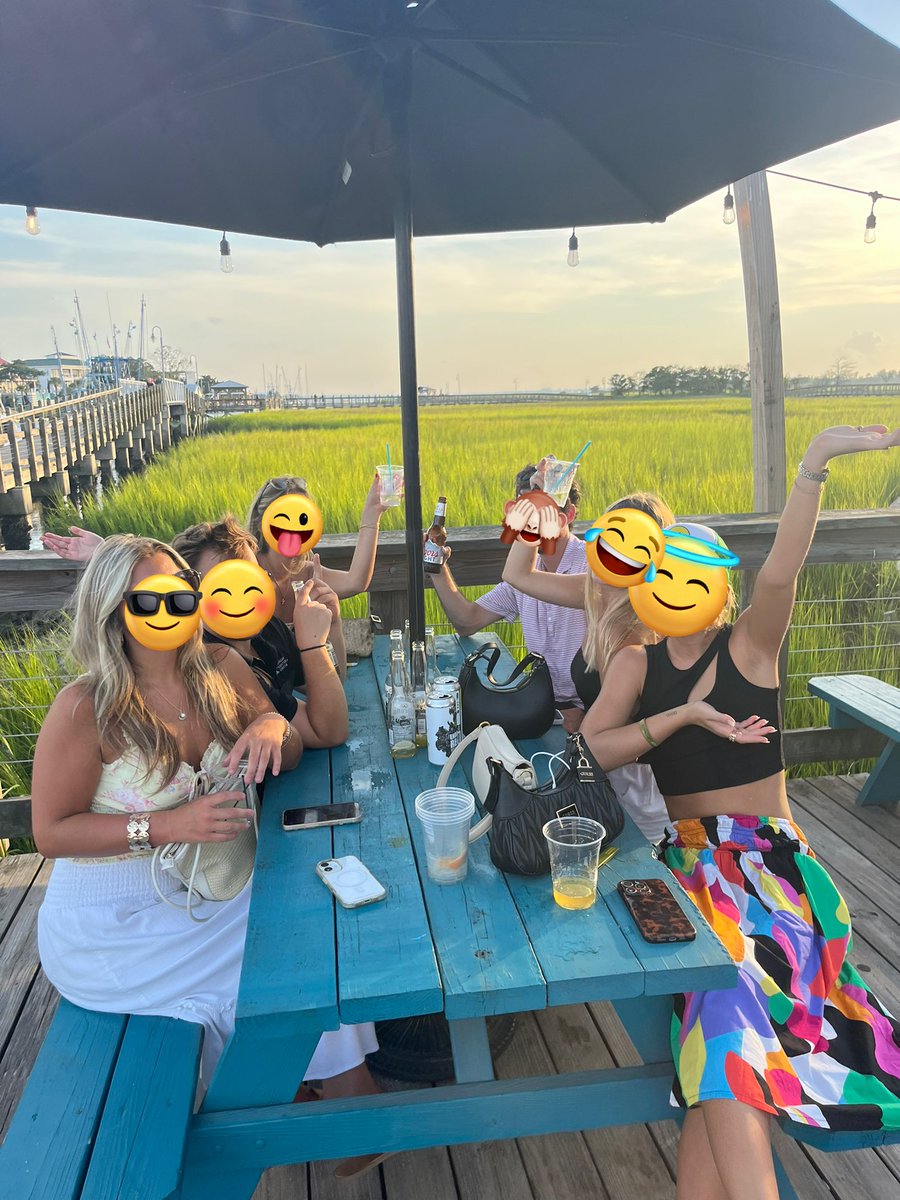 masterofqueefs's tweet image. I DONT KNOW WHAT I LOVE MORE!!!!

day drinking or BEING WHITE!??