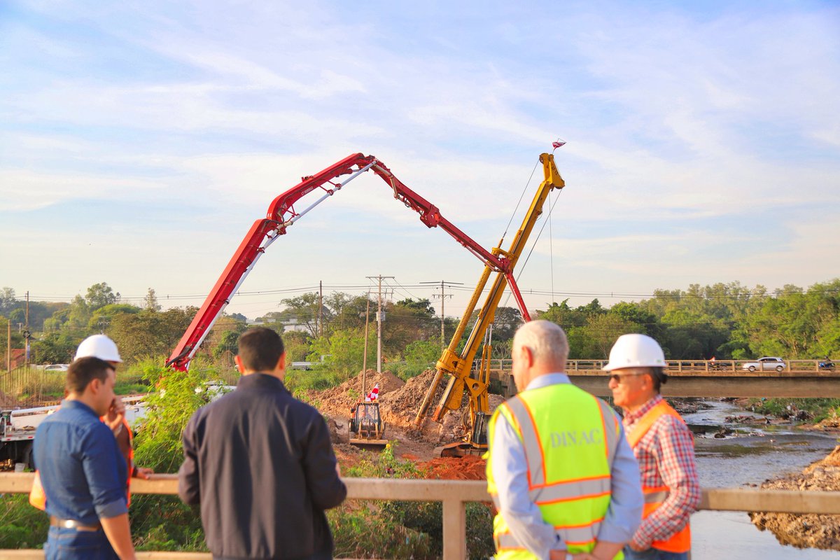 Recorrimos las obras de duplicación de la Ruta D025, cuyo tramo une el Aeropuerto Silvio Pettirossi con Mariano Roque Alonso, en la ciudad de Luque. Una obra de gran envergadura que dará un impulso fundamental al tránsito, la seguridad vial y el desarrollo de toda la zona.